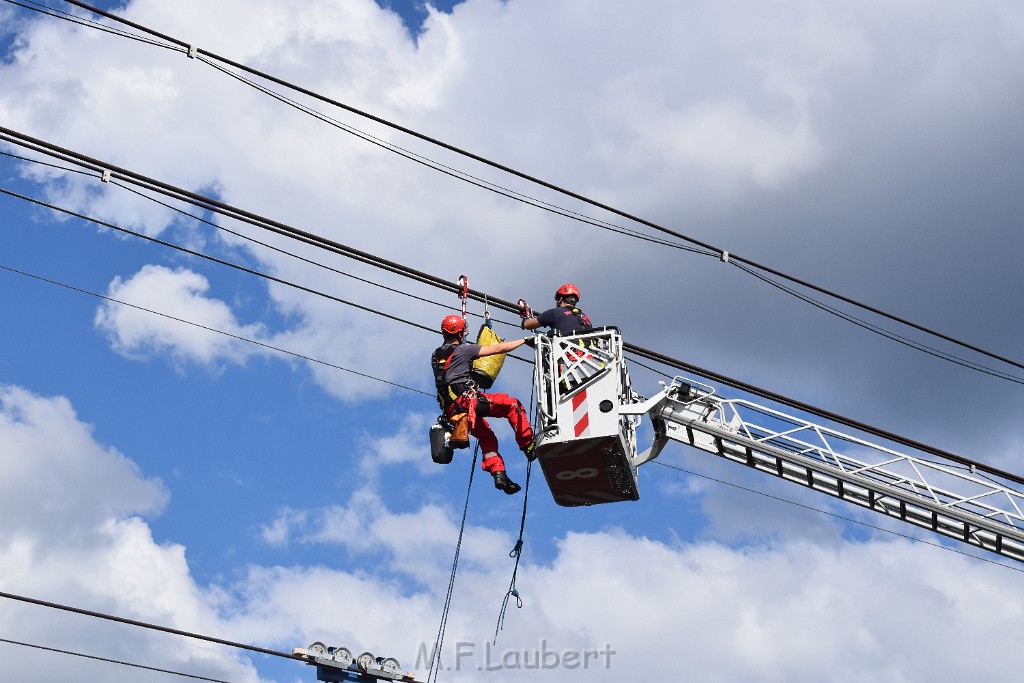 Koelner Seilbahn Gondel blieb haengen Koeln Linksrheinisch P229.JPG